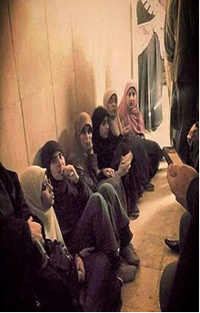 الطالبات في عز البرد يجلسن على الأرض في انتظار العرض